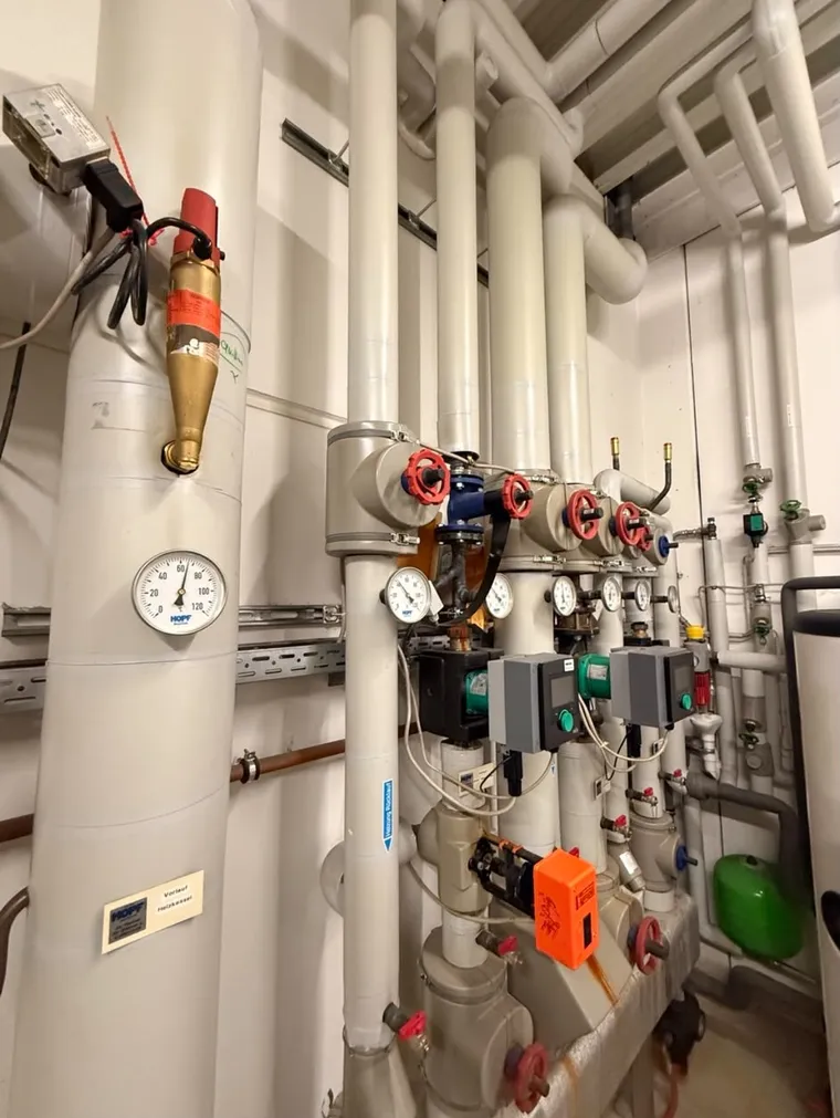 Heizungs- und Technikraum mit Pumpen, Ventilen und Messinstrumenten