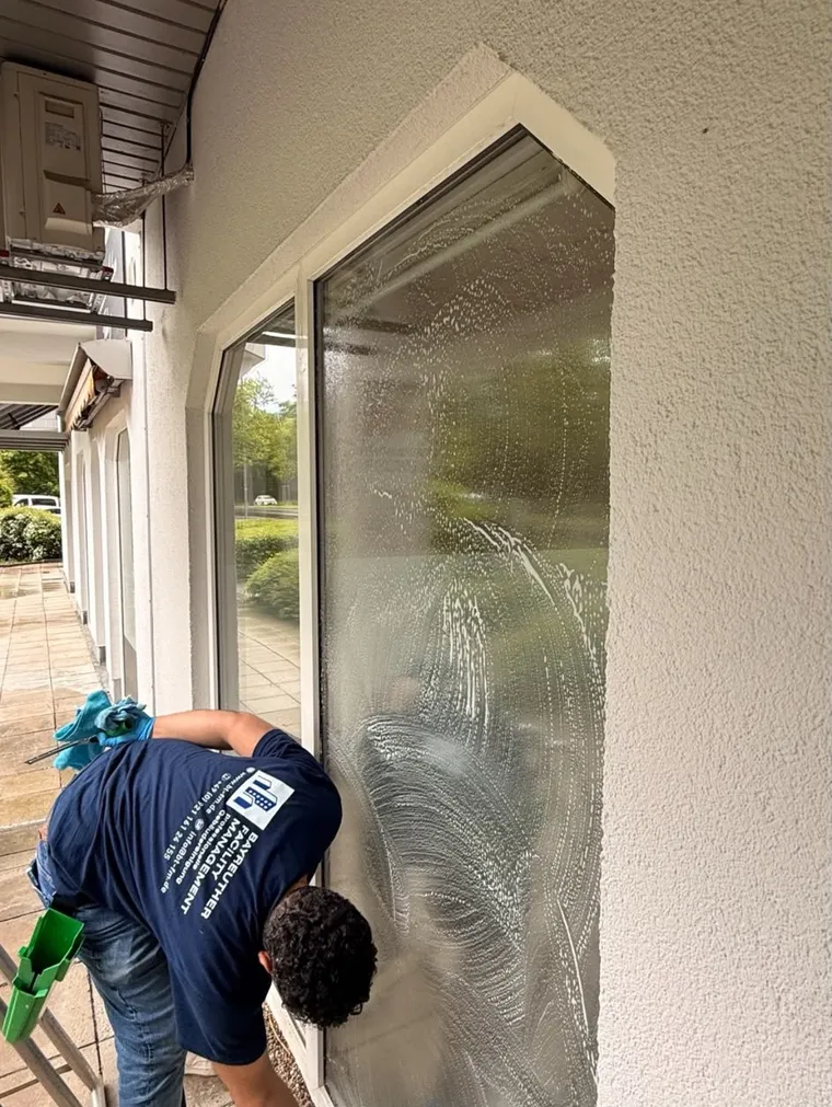 Mitarbeiter der Bayreuther Facility Management bei der Glasreinigung an einer Gewerbefassade