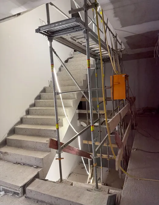 Rohbau-Treppenhaus mit Gerüst während der Bauphase