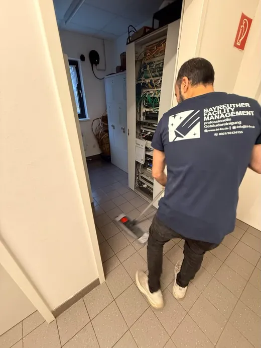 Mitarbeiter der Bayreuther Facility Management bei der Unterhaltsreinigung in einem Technikraum